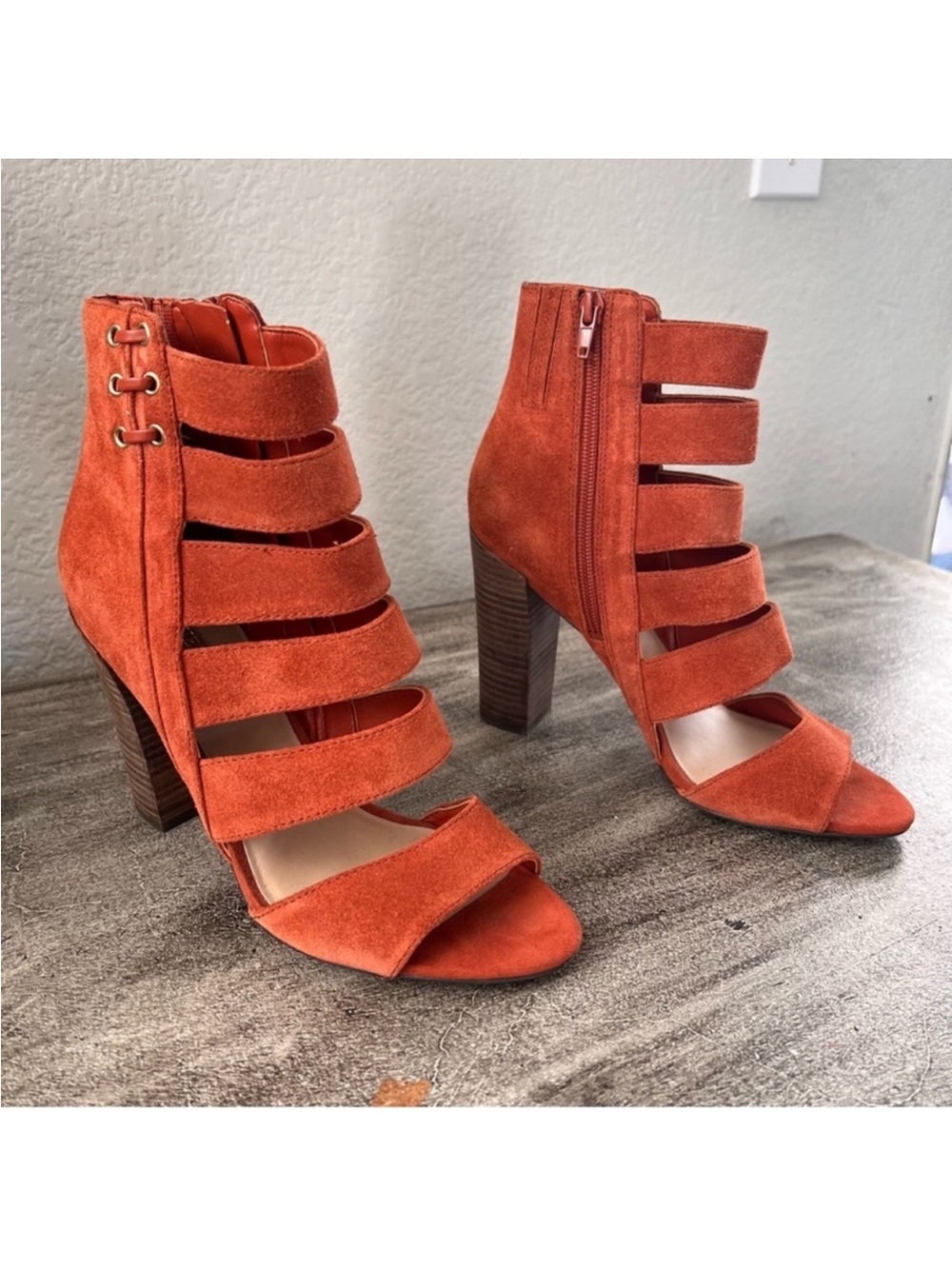 GUESS Heeled Sandals Burnt Orange Open Toe Suede Zip Up size 8.5